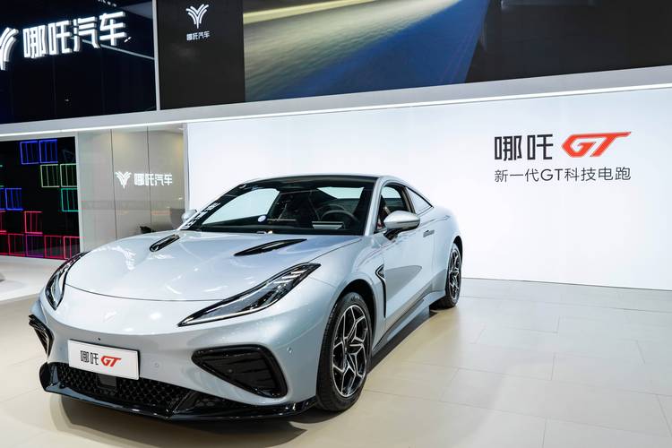 成都197哪吒汽车在智能汽车领域的表现，领途汽车在新能源汽车市场中的影响力